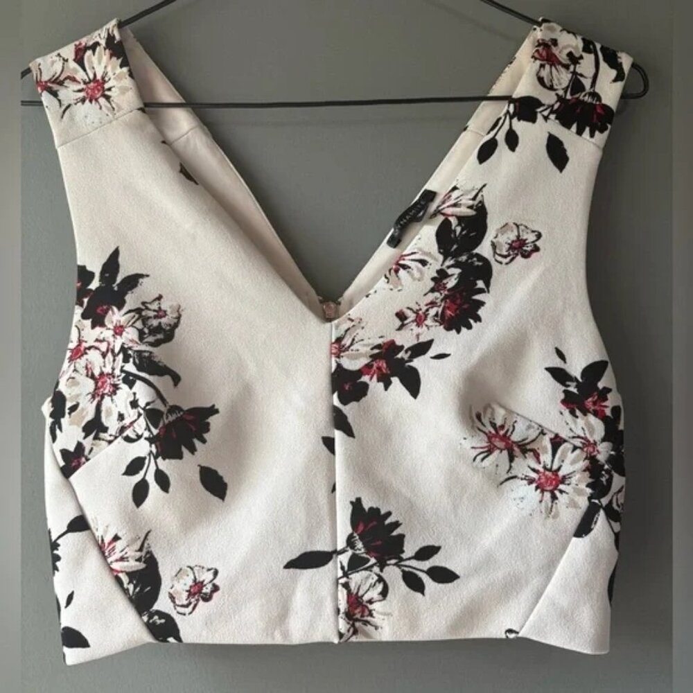 Dynamite size M, Floral Sleeveless Women's Crop Top, zipper back, V neck